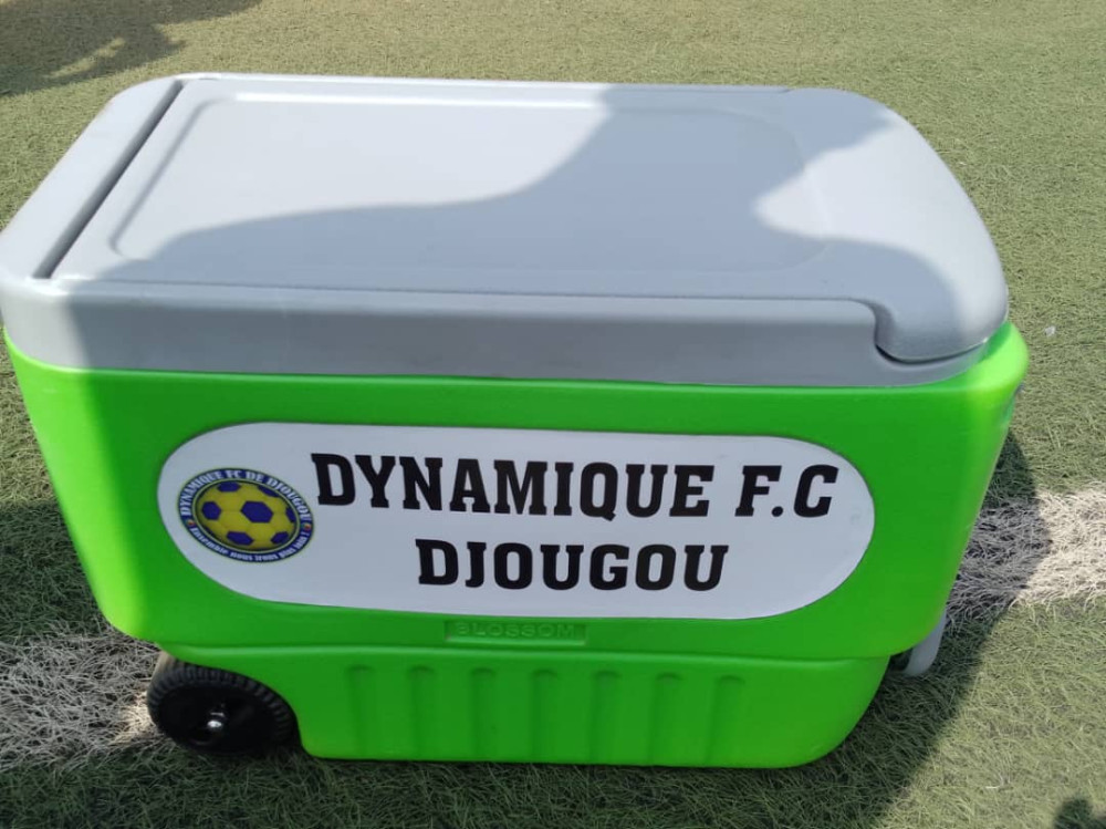 Ali Yaro Sourakatou dote  Dynamique Fc de Djougou de matériel médical.