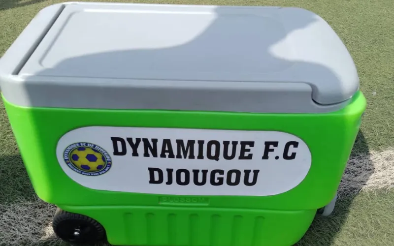 Ali Yaro Sourakatou dote  Dynamique Fc de Djougou de matériel médical.
