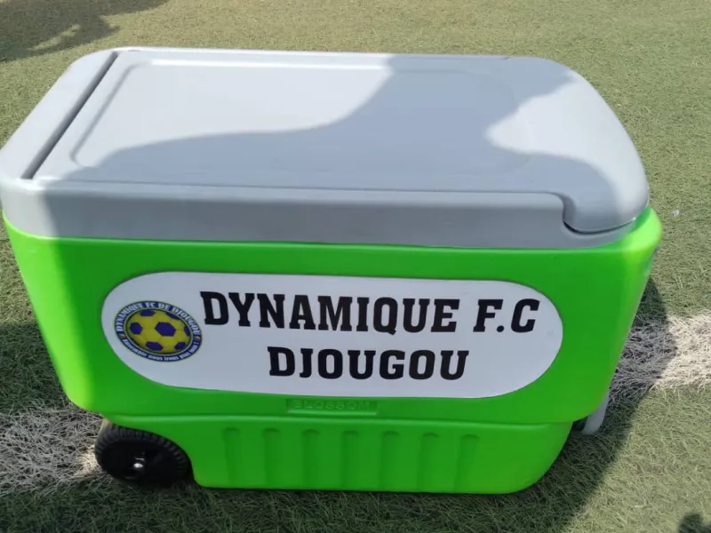 Ali Yaro Sourakatou dote  Dynamique Fc de Djougou de matériel médical.