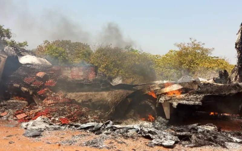 Un camion transportant yaourts et conserves entièrement calciné devant le CEG Pabégou dans la commune de Copargo.