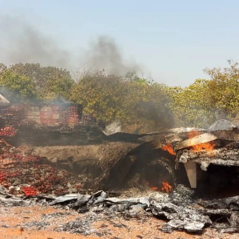 Un camion transportant yaourts et conserves entièrement calciné devant le CEG Pabégou dans la commune de Copargo.